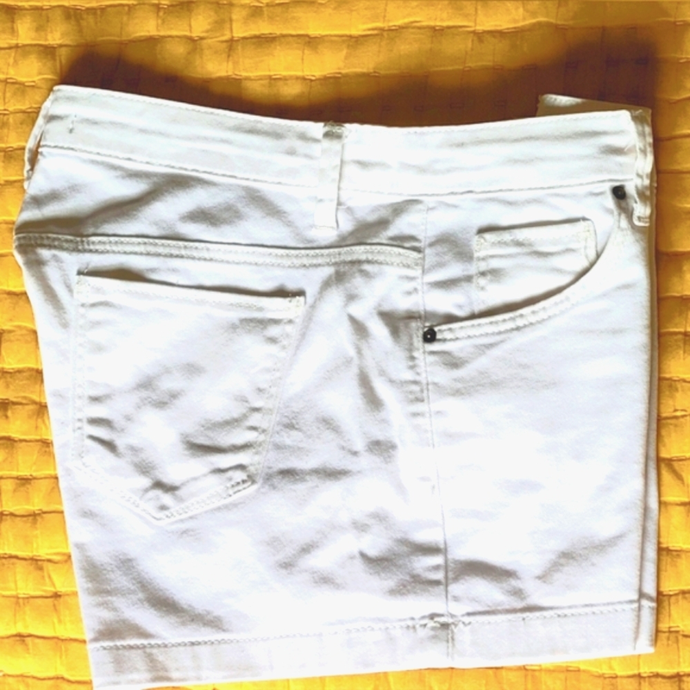 Women Tiffany Brand white pre-loved shorts Medium - Picture 4 of 9